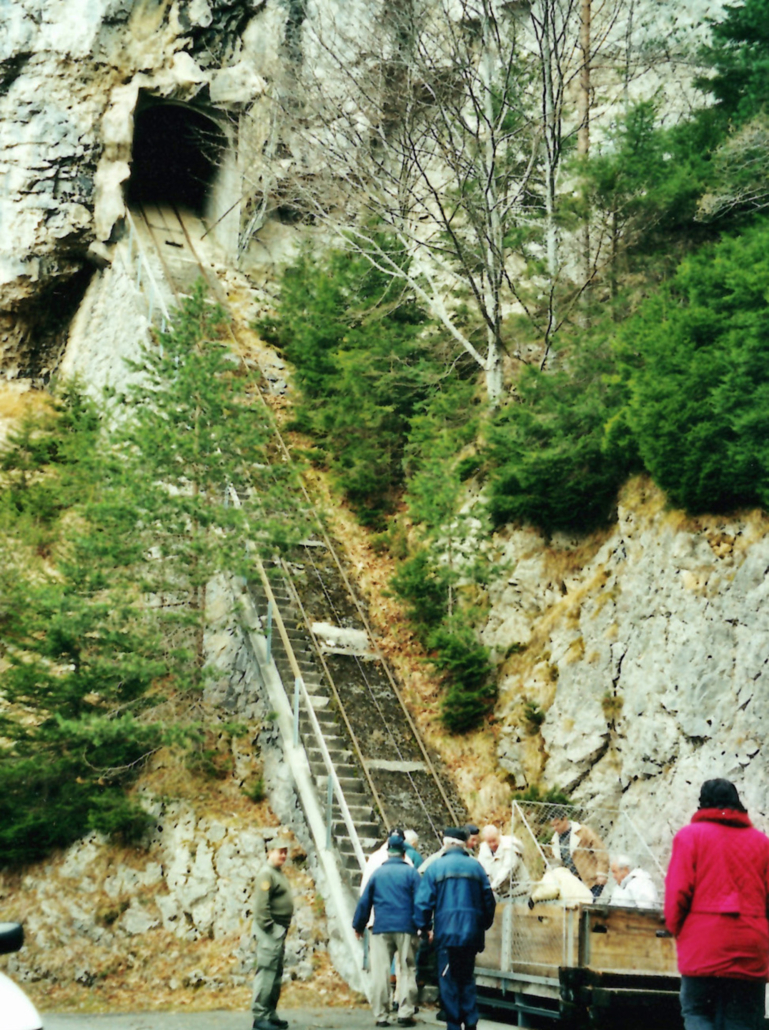 Talstation der Bahn (2002).